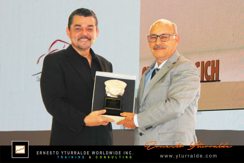 Reconocimiento de la Cámara Internacional de Conferencistas a Ernesto Yturralde como International Speaker of the Year